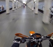 На мотоцикле по станции метро