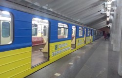 вагон метро в расцветке флага Украины